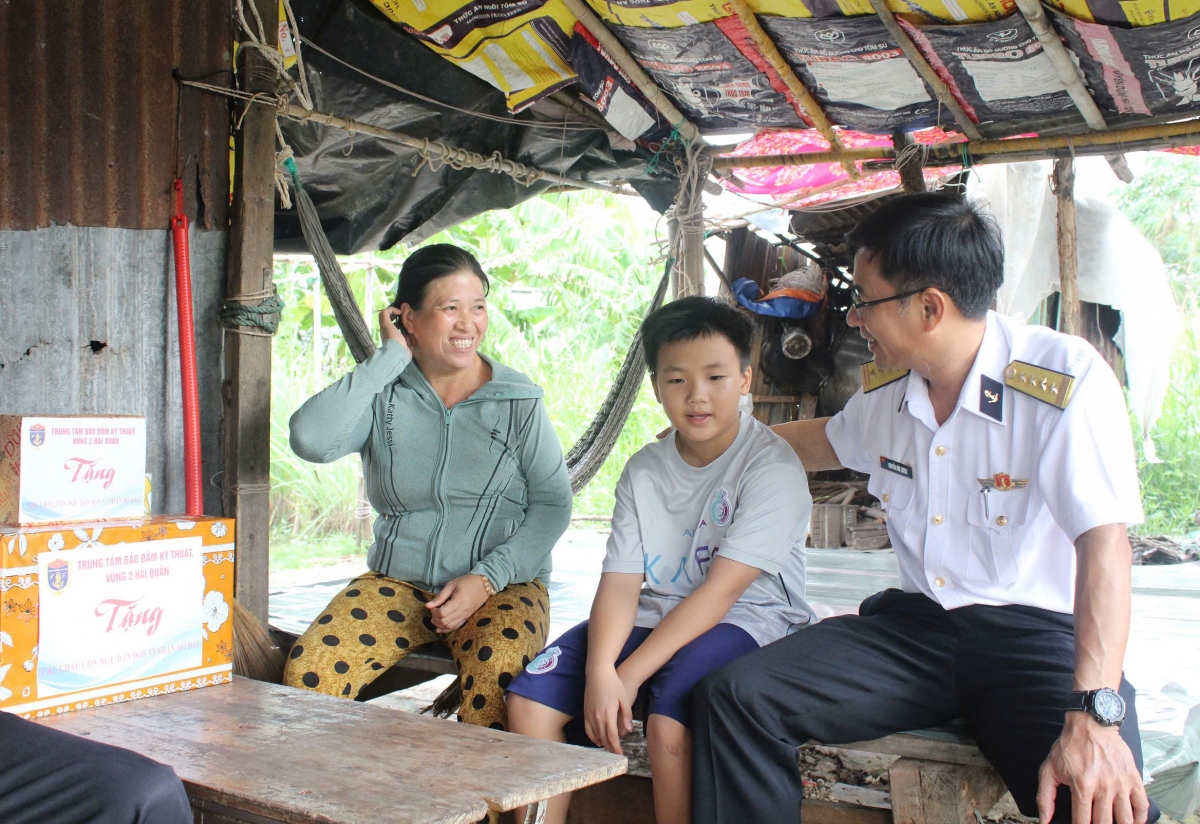 Mẹ con bé Nguyễn Hoàng Thịnh - (con ngư dân Vùng 2 nhận đỡ đầu) vui mừng khi đơn vị đến thăm, tặng quà