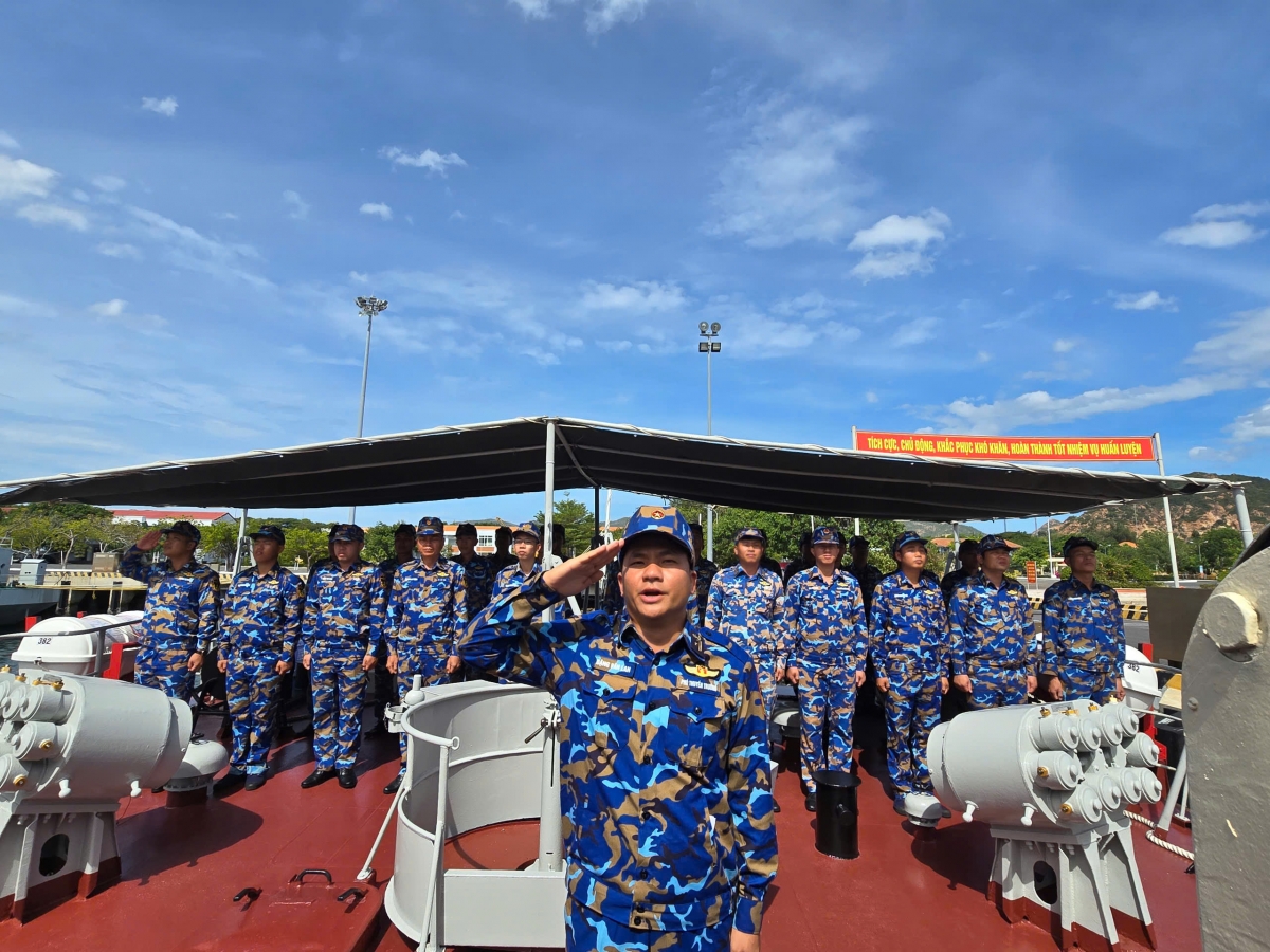 Luyện tập nội dung chào cờ, hát quốc ca trên biển