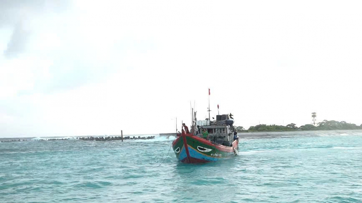 Tàu cá của ngư dân vào âu tàu Song Tử Tây