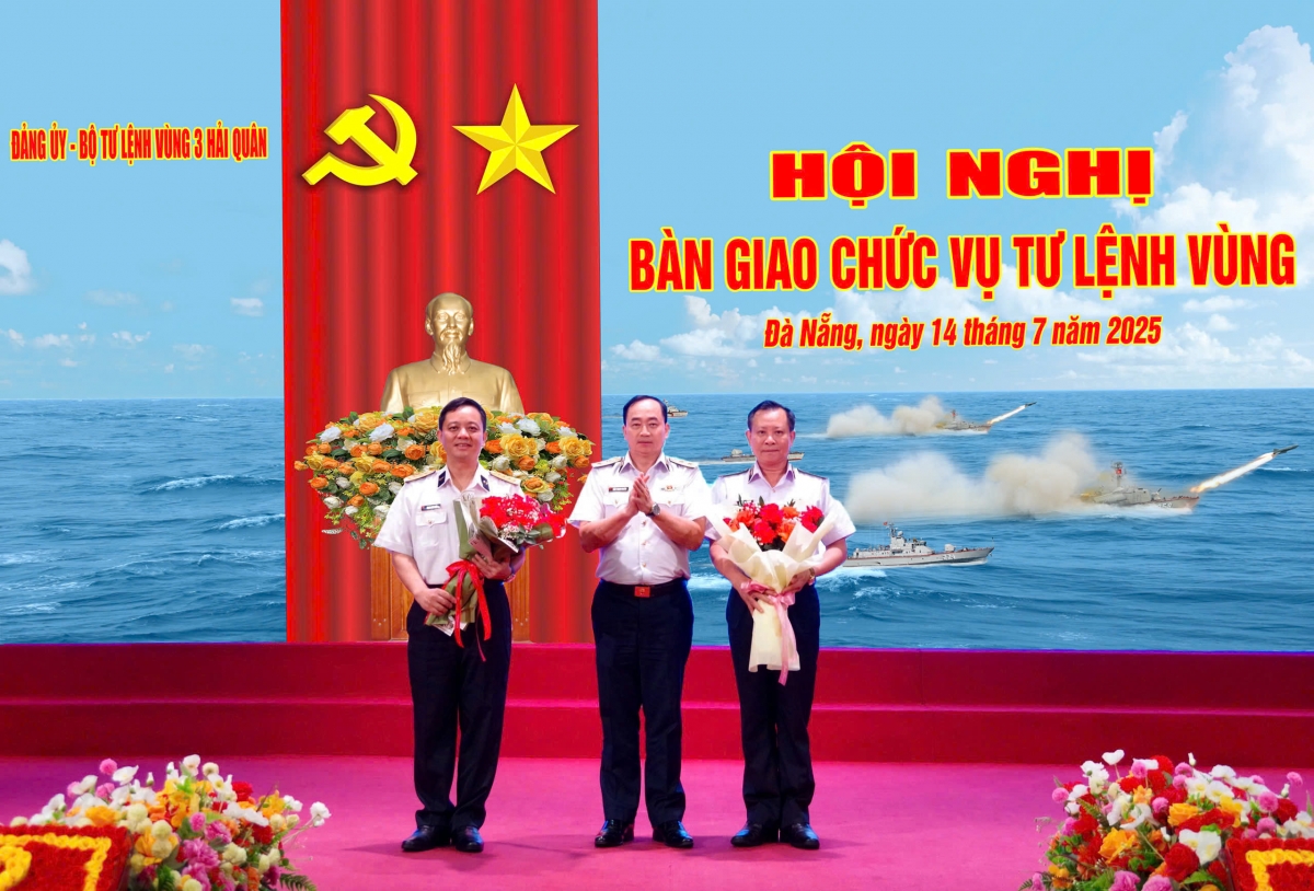 Tư lệnh Hải quân tặng hoa chúc mừng hai đồng chí được bổ nhiệm chức vụ mới