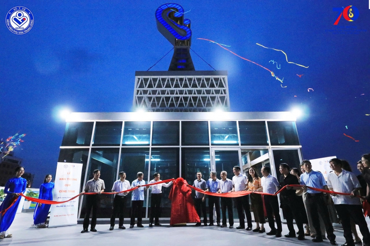 Các cán bộ, thầy thuốc BV tại lễ khai trương cụm công trình mới của BV gồm: Biểu tượng BV – Trung tâm Y học bào thai - Phòng sách và khu Bếp ăn.