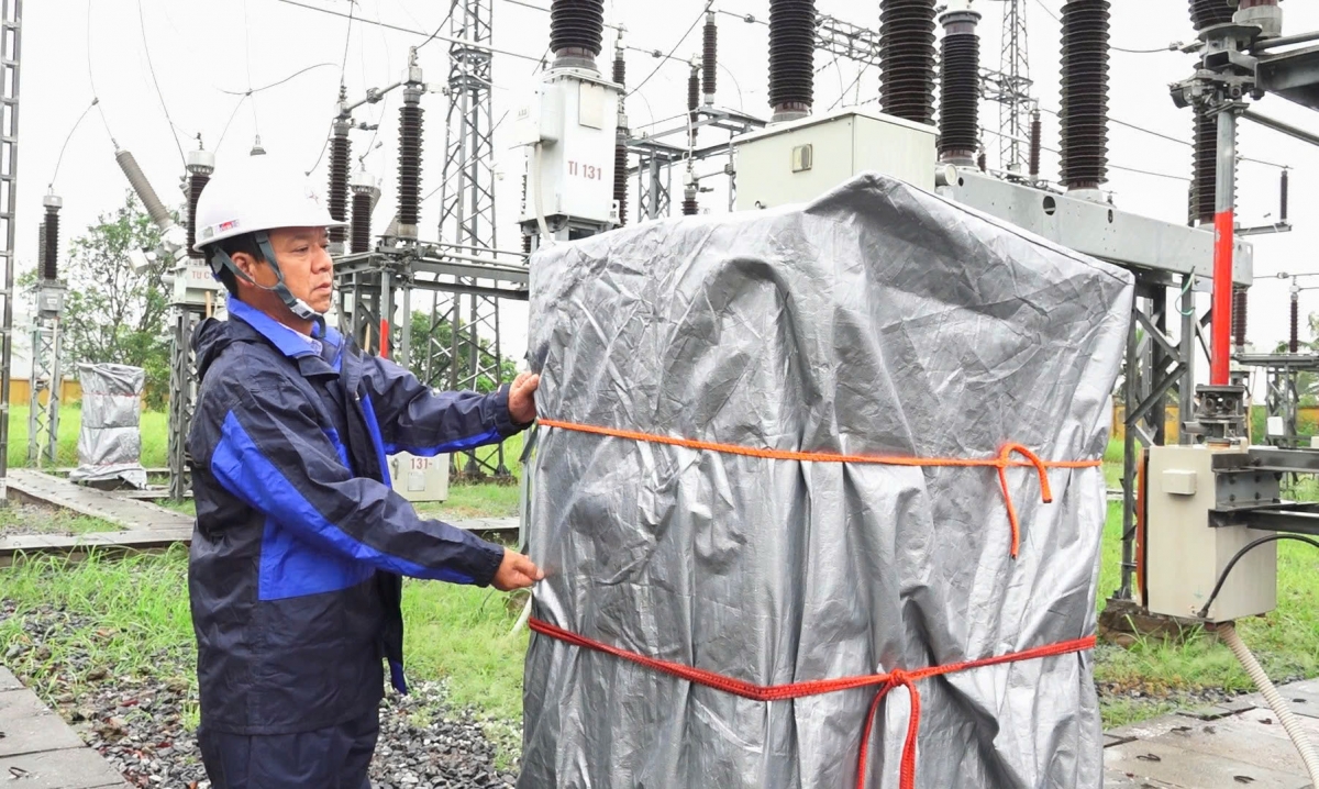 Ông Nguyễn Hữu Hưởng – Giám đốc Công ty Điện lực Hải Phòng kiểm tra công tác phòng, chống bão tại Trạm biến áp 110kV HP96.