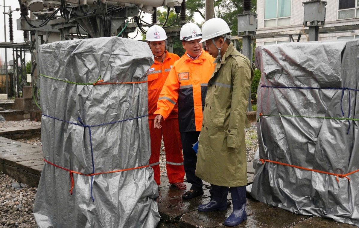 Ông Bùi Xuân Thành – Trưởng Ban An toàn EVNNPC kiểm tra hiện trường, chỉ đạo công tác gia cố, che chắn thiết bị tại Trạm biến áp.