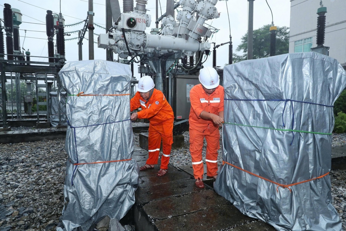 Công nhân triển khai công tác ứng phó bão số 3 tại Trạm biến áp 110kV Lạch Tray - Hải Phòng