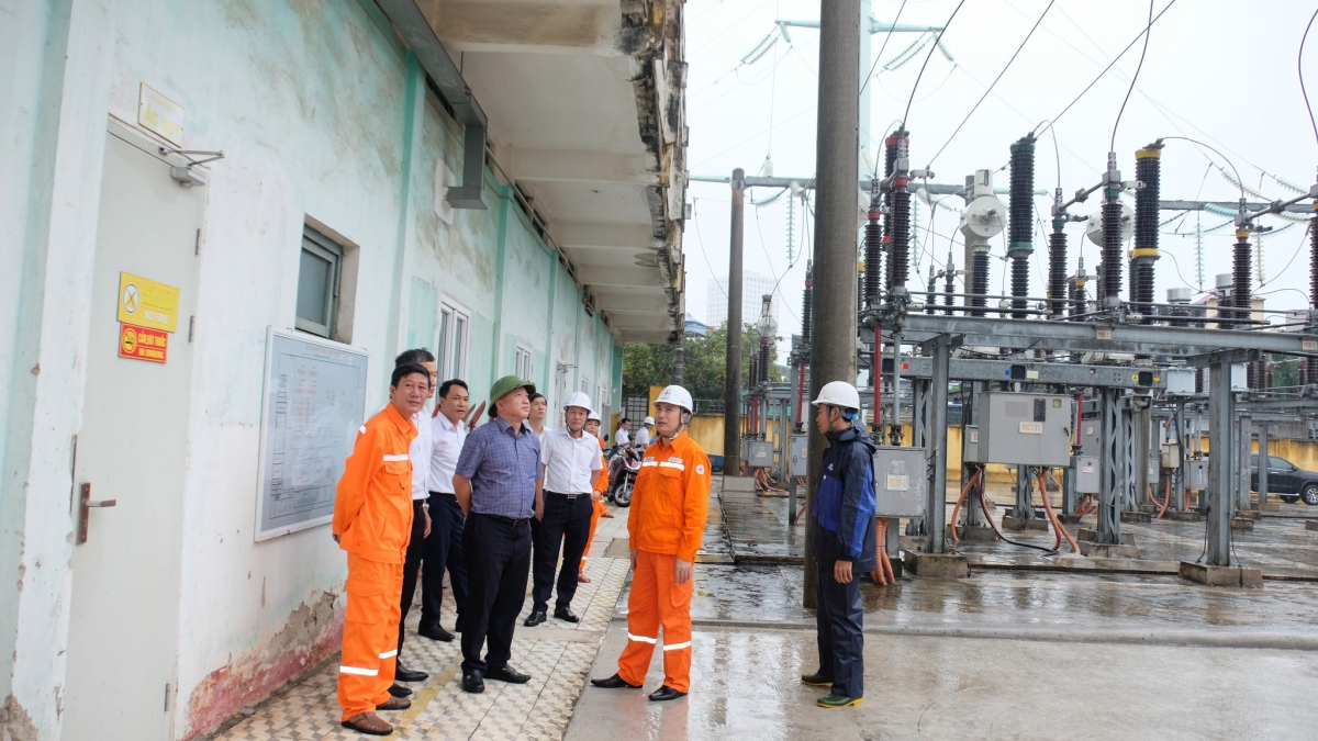 Ông Vũ Anh Phương – Phó Tổng giám đốc EVNNPC cùng Công ty Điện lực Ninh Bình và các Ban chức năng kiểm tra hiện trường công tác phòng, chống bão số 3 (WIPHA) tại Trạm 110kV Phi Trường (E3.4) – Tổ TTLĐ số 1, khu vực 2, thuộc Xí nghiệp LĐCT Ninh Bình.