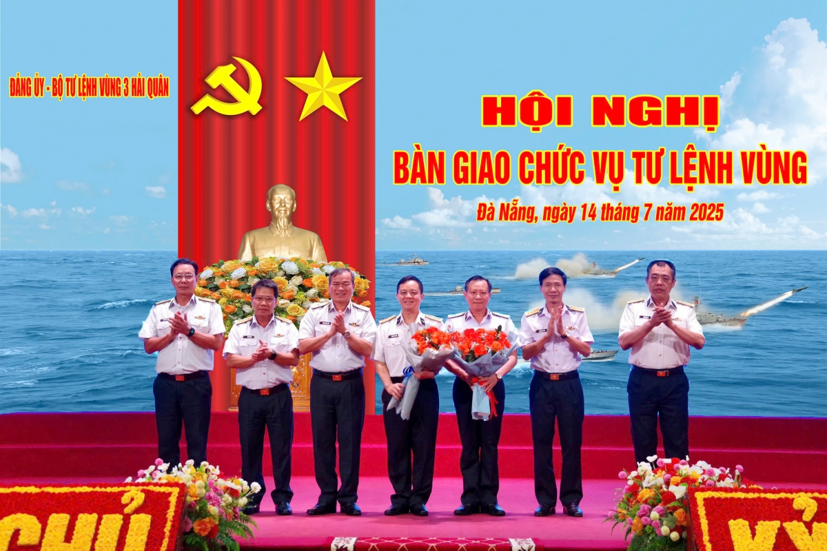 Tập thể Ban Thường vụ, Thủ trưởng Bộ Tư lệnh Vùng 3 tặng hoa chúc mừng hai đồng chí