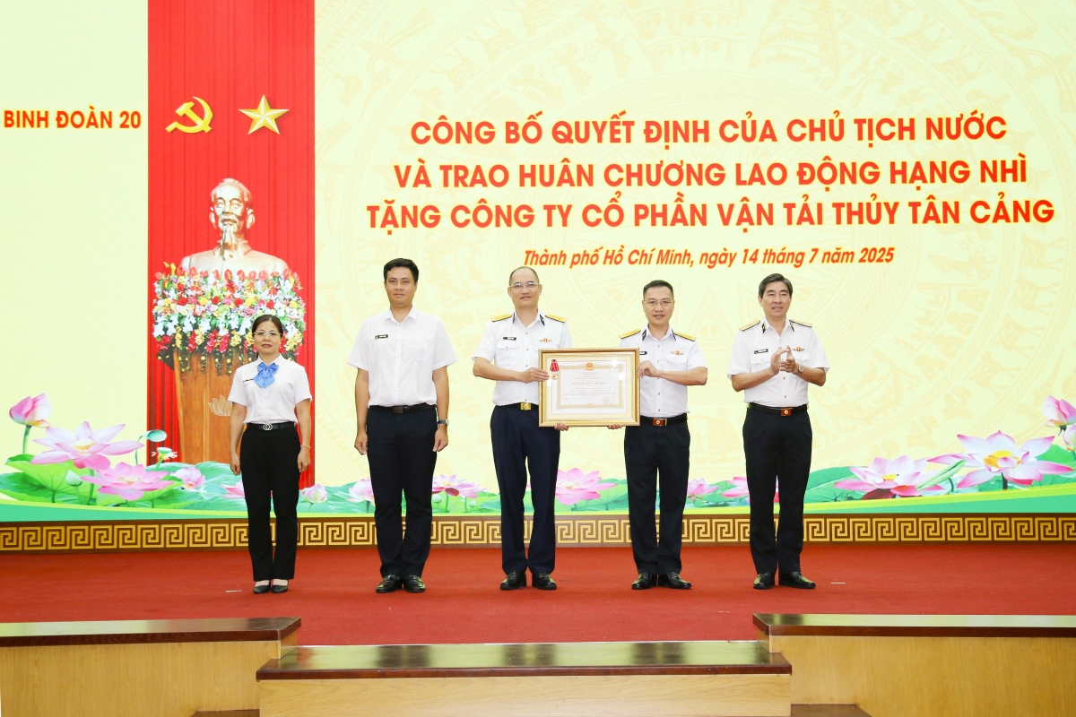 Thiếu tướng Ngô Minh Thuấn trao Huân chương Lao động hạng Nhì tặng Công ty CP Vận tải thủy Tân Cảng