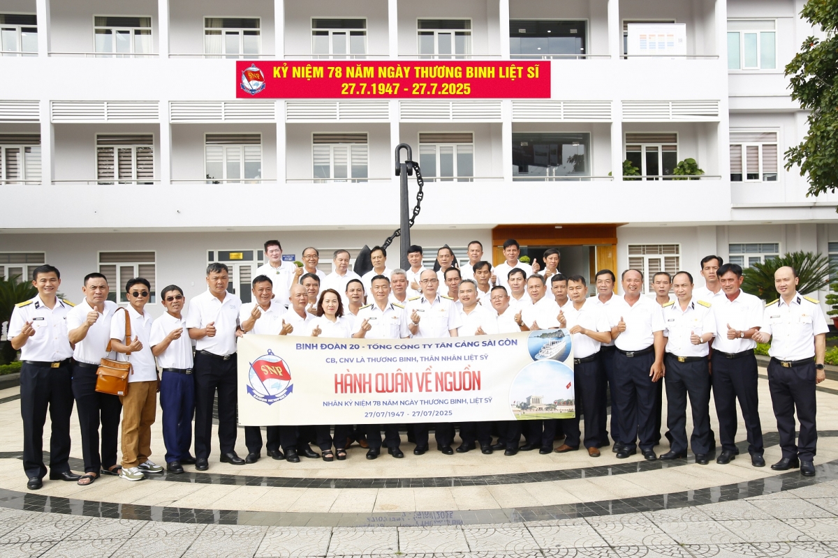 Thủ trưởng Binh đoàn 20 chụp hình chung với các đồng chí thương binh, con liệt sĩ tham gia chương trình về nguồn
