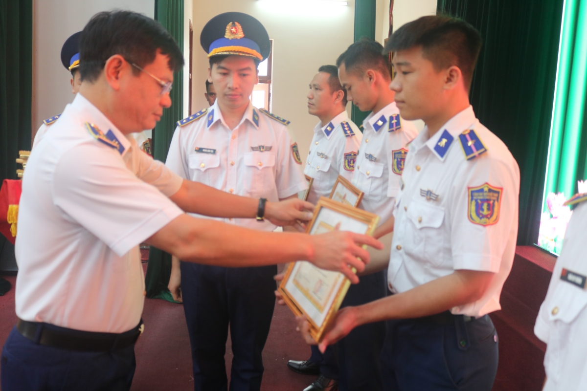 Đại tá Lê Huy, Chính uỷ Vùng Cảnh sát biển 2 trao giải cho các tập thể, cá nhân đạt giải cao trong hội thi