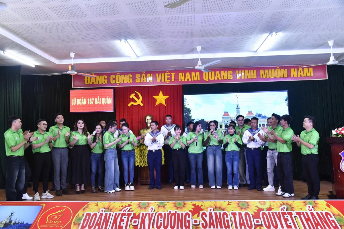 Đoàn viên và các thí sinh cùng giao lưu trên sân khấu