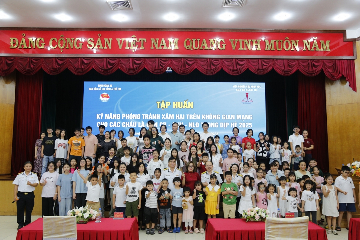 Ban tổ chức chụp hình chung với con của cán bộ, người lao động