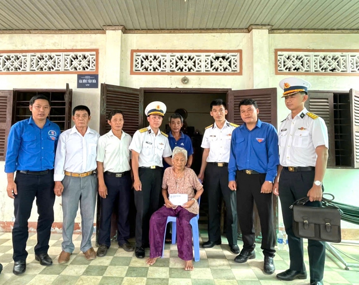 Cán bộ, đoàn viên Trung tâm Huấn luyện, Trung tâm Bảo đảm Kỹ thuật tặng quà gia đình trên địa bàn