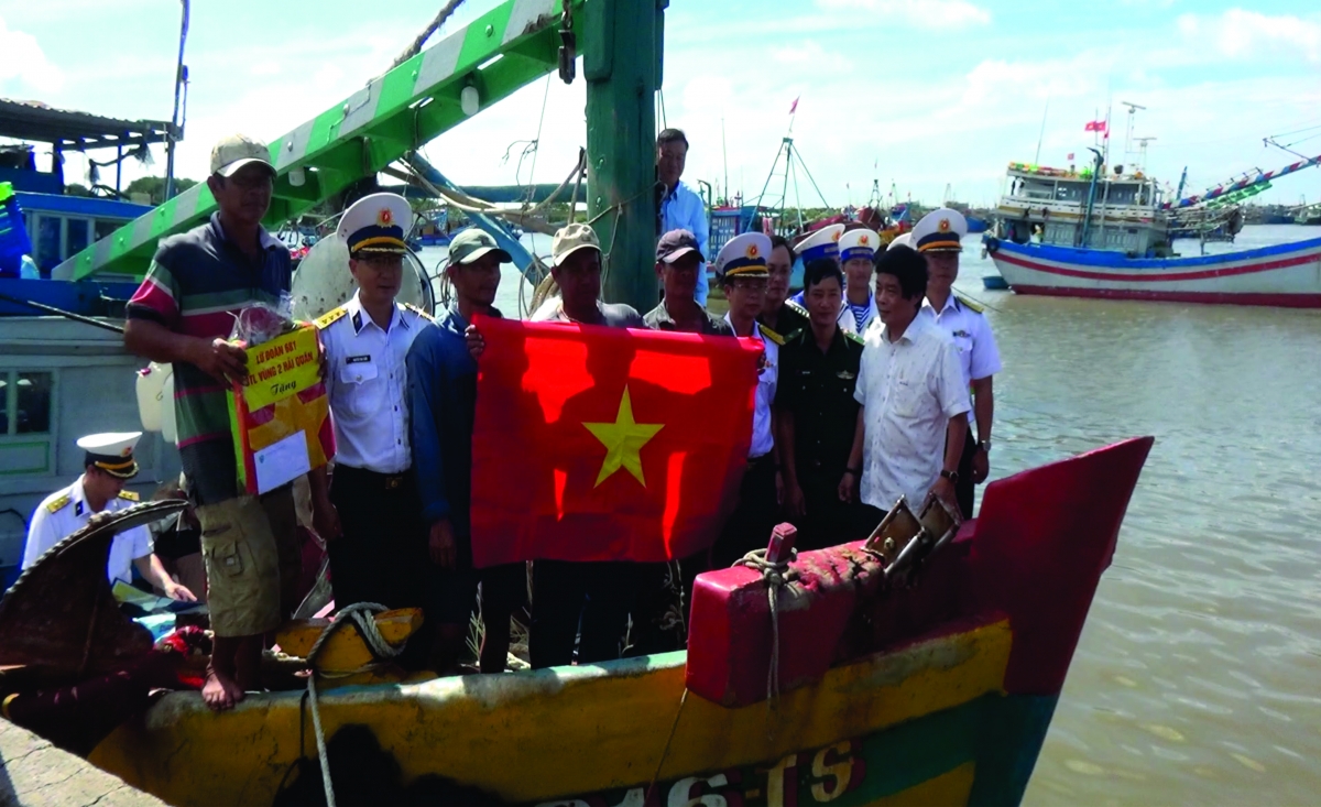 Hoạt động hải quân làm điểm tựa cho ngư dân vươn khơi bám biển