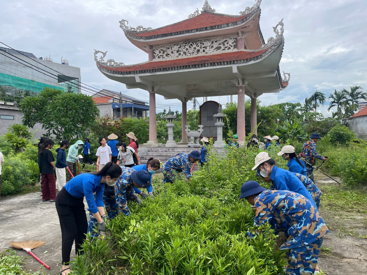 Chiến sĩ Lữ đoàn dọn quét dọn trang liệt sĩ