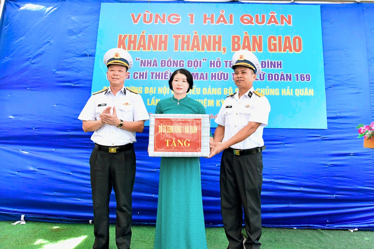 Đồng chí Phó Chính uỷ Vùng 1 tặng quà gia đình đồng chí Tân