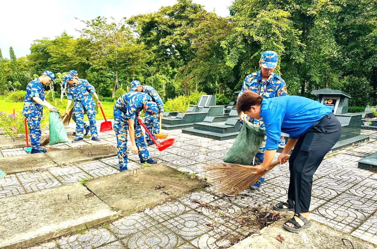 Lao động làm đẹp Nghĩa trang liệt sĩ Nhơn Trạch