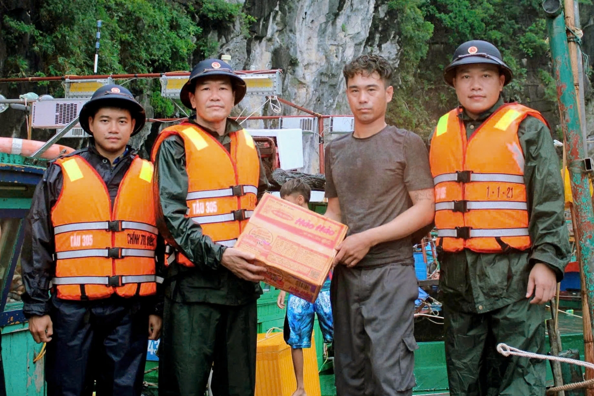 Hỗ trợ nhu yếu phẩm cho ngư dân