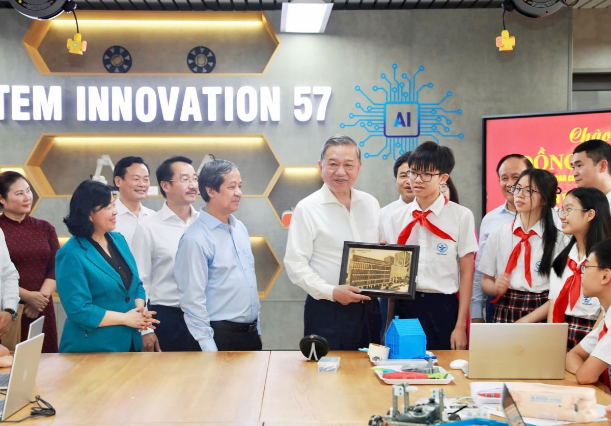 Tổng Bí thư Tô Lâm tặng phòng học “STEM Innovation 57” tại Trường THCS Cầu Giấy nhằm khuyến khích thế hệ trẻ say mê nghiên cứu khoa học. Ảnh: Viết Thành
