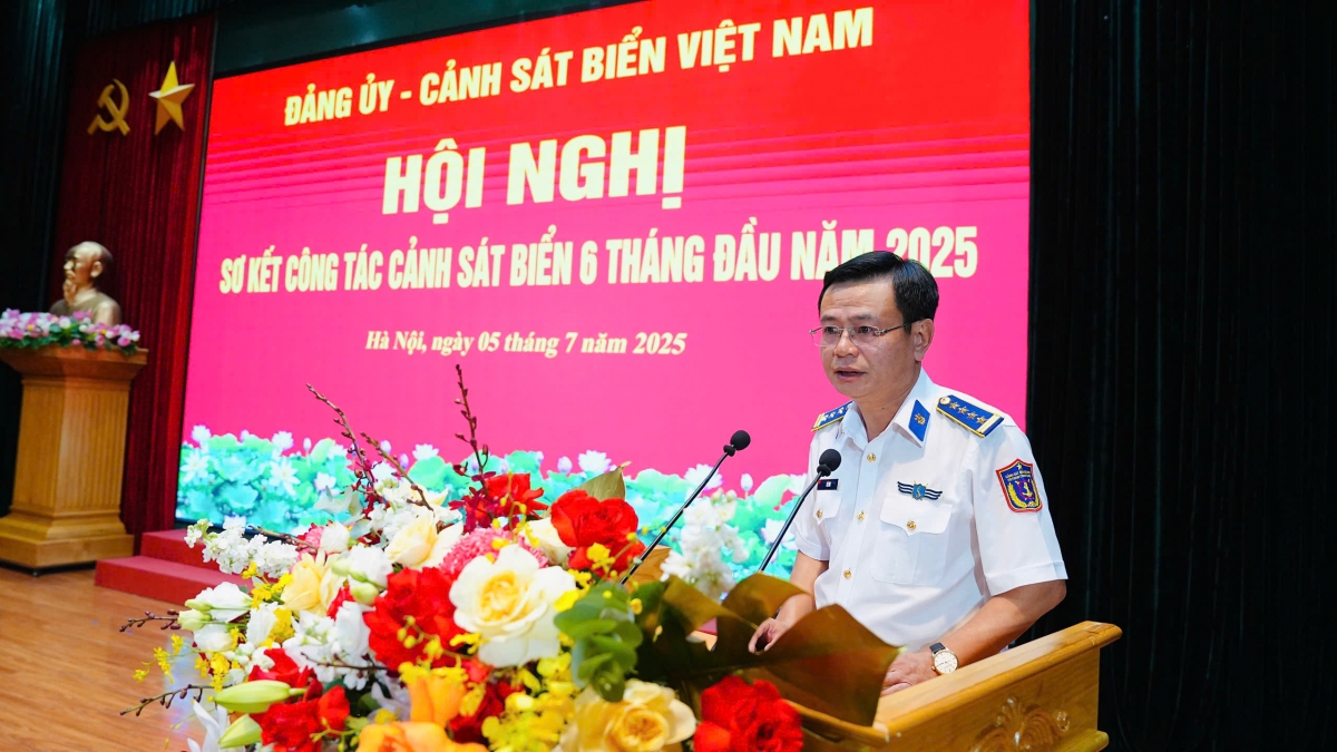 Đại tá Lê Huy, Chính ủy Vùng Cảnh sát biển 2 phát biểu tham luận