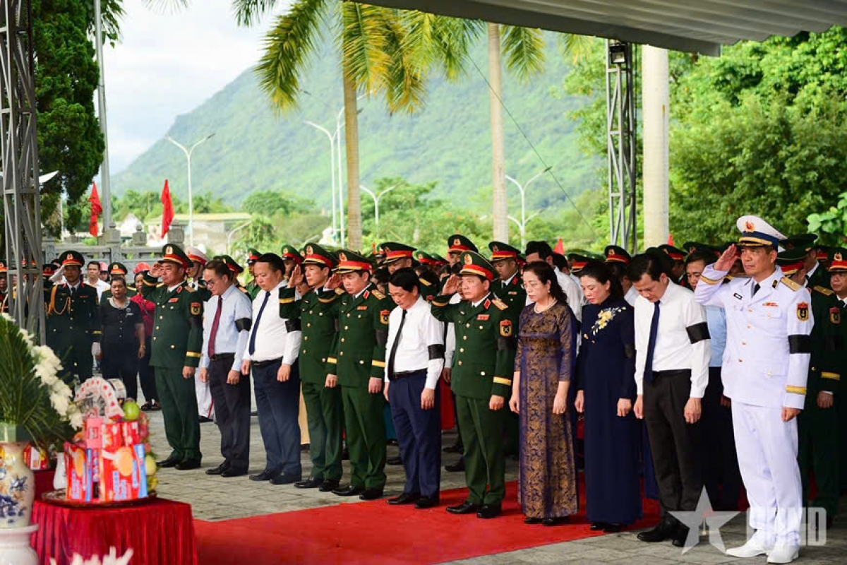 Đại tướng Trịnh Văn Quyết, Bí thư Trung ương Đảng, Uỷ viên Thường vụ Quân uỷ Trung ương cùng các đại biểu dự Lễ truy điệu và an táng 6 hài cốt liệt sĩ tại Nghĩa trang Liệt sĩ quốc gia Vị Xuyên.