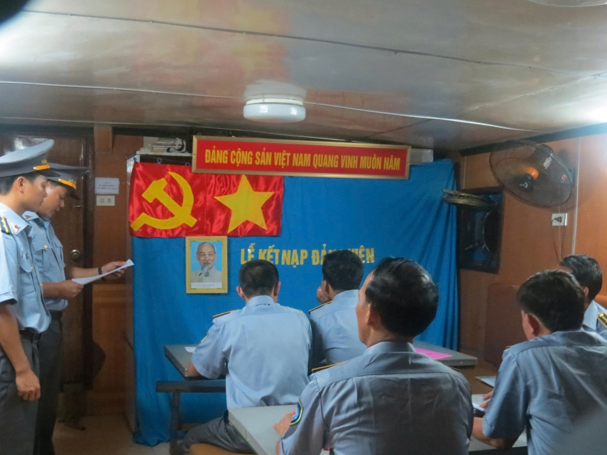 Kết nạp đảng viên trên tàu Kiểm ngư khi thực hiện nhiệm vụ trên biển