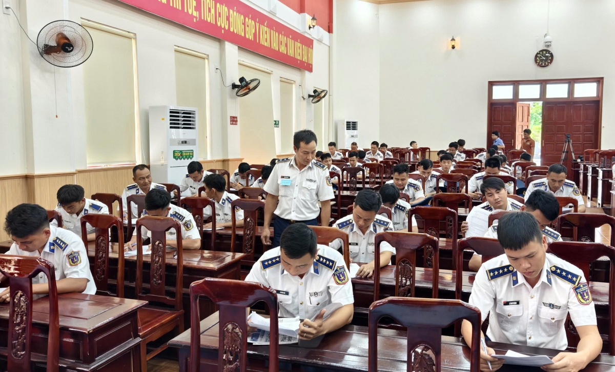 Các thí sinh tham gia phần thi lý thuyết chuyên ngành.