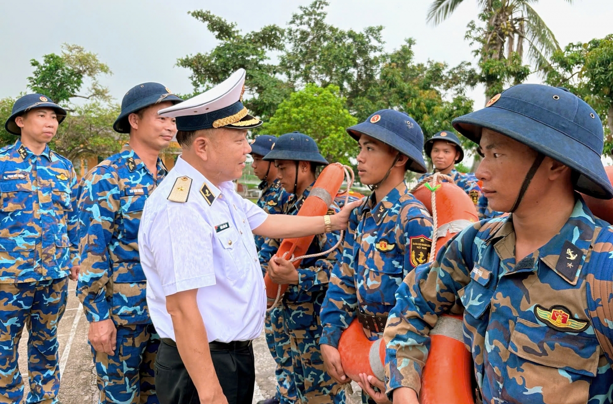 Chuấn Đô đốc Trần Xuân Văn, Bí thư Đảng uỷ, Chính uỷ Vùng 1 kiểm tra công tác phòng, chống bão