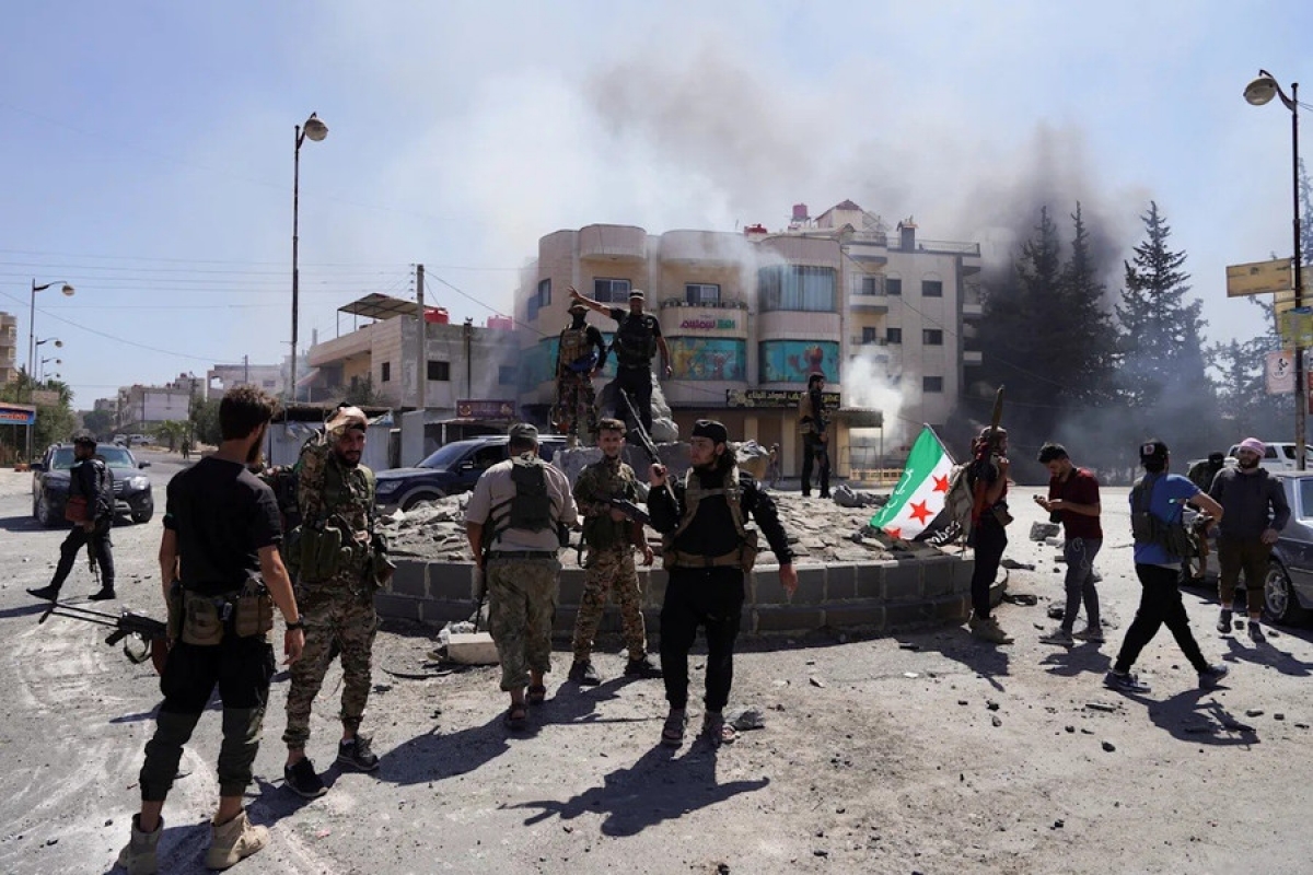 Lực lượng an ninh Syria đứng cùng nhau sau khi quân đội Syria tiến vào thành phố Suwayda, Syria, nơi có đông người Druze sinh sống. Ảnh: Reuters.