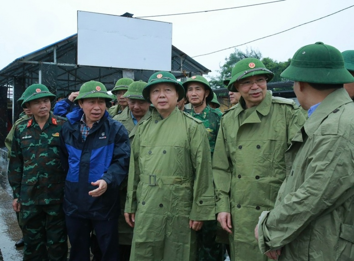 Phó Thủ tướng Trần Hồng Hà và đoàn công tác kiểm tra công tác chuẩn bị phòng, chống bão số 3 (bão Wipha) tại TP. Hải Phòng