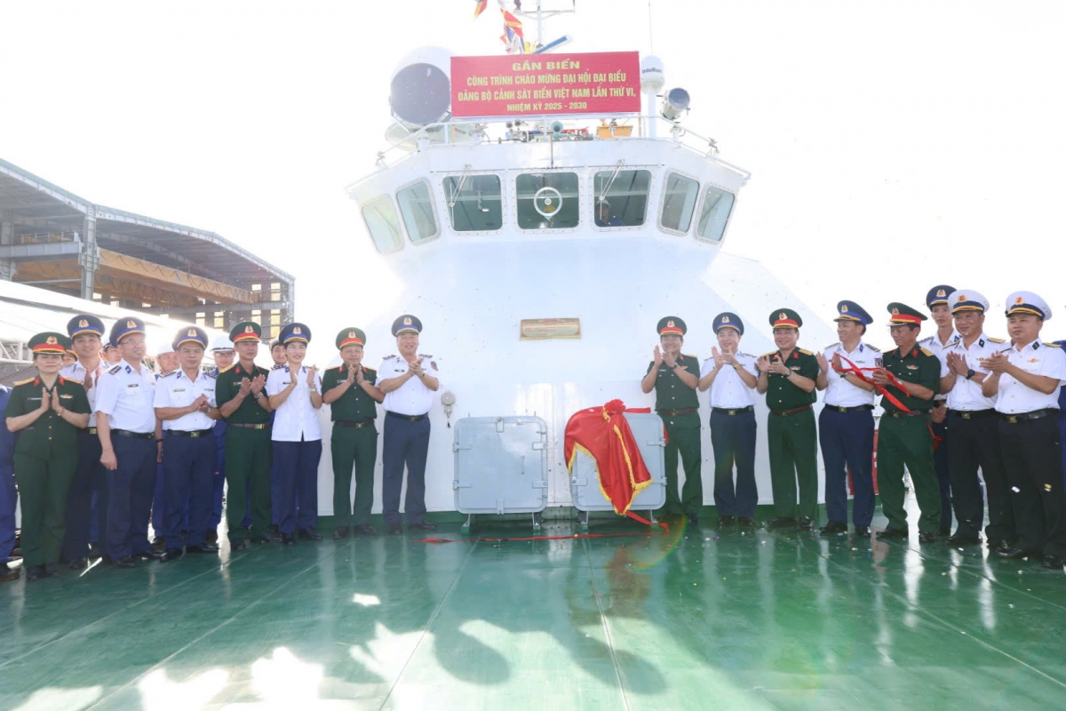 Các đại biểu thực hiện nghi lễ gắn biển công trình chào mừng Đại hội