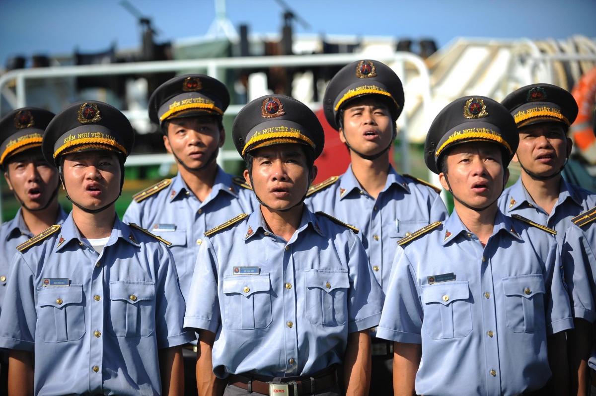 Chào cờ trên tàu Kiểm ngư
