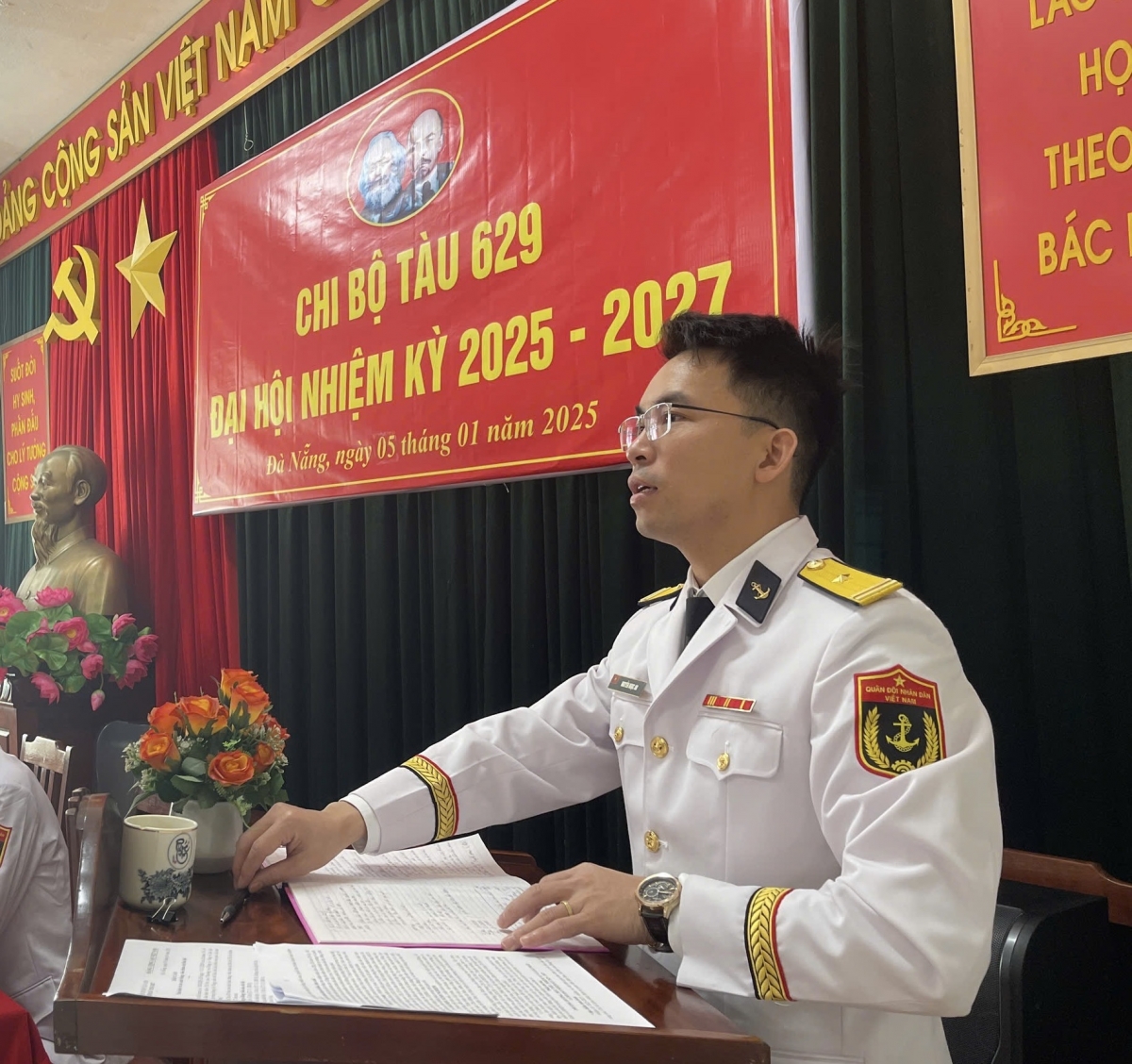 Thiếu tá Nguyễn Ngọc An, Chính trị viên Hải đội 311 phát biểu chỉ đạo tại Đại hội Chi bộ tàu 629