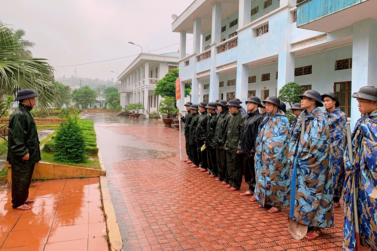 Quán triệt nhiệm vụ trước khi cơ động giúp dân