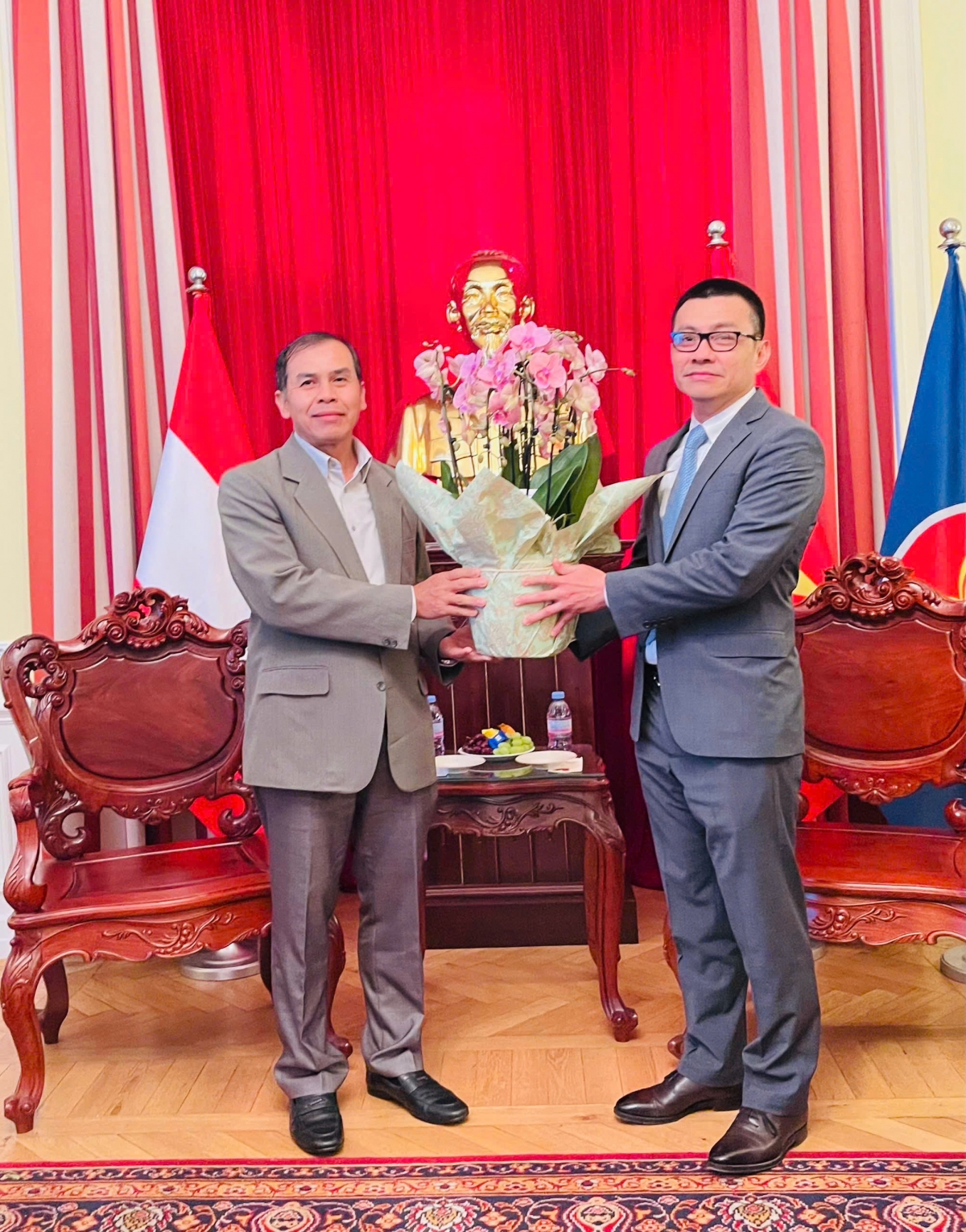 Đại sứ Vũ Lê Thái Hoàng tiếp Đại sứ CHDCND Lào