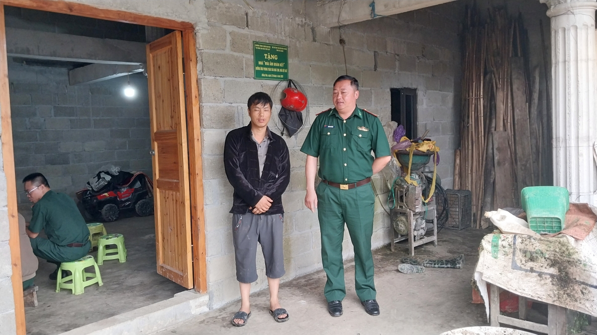 Anh Vàng Mí Cậy ở thôn Mã Là, Tuyên Quang được Biên phòng Tuyên Quang hỗ trợ xây nhà mới.