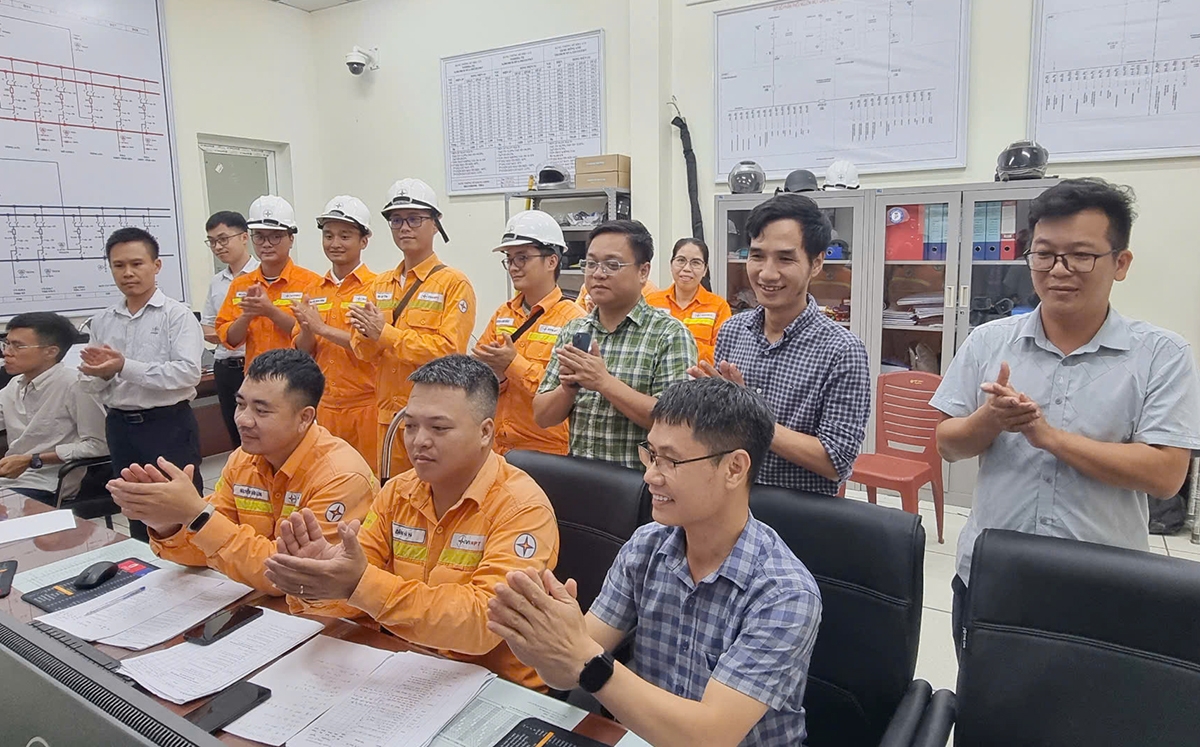 Đại diện NPMB cùng các đơn vị liên quan chứng kiến thời khắc đóng điện
Dự án Trạm biến áp 500kV Vĩnh Yên và đường dây đấu nối
