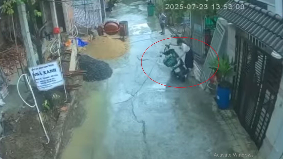 Bà T. xô ngã chiếc xe của nam shipper.