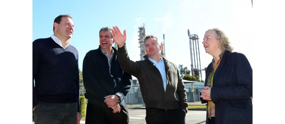 Bộ trưởng Biến đổi khí hậu Australia Chris Bowen (thứ hai từ phải sang) đến thăm dự án hydrogen Orica ở Thung lũng Hunter vào năm 2023. Nguồn: Peter Lorimer