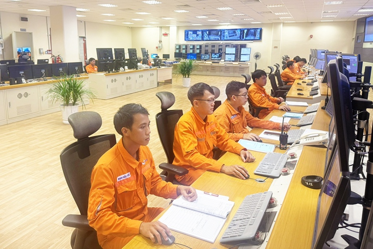 Các kỹ sư vận hành - những "ong thợ" ngày đêm chăm chỉ trong ca sản xuất điện năng. Ảnh: Văn Trung