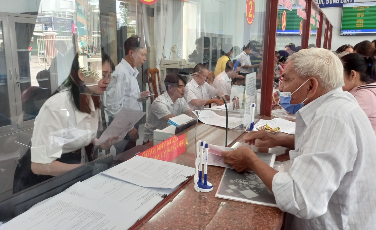Cán bộ hướng dẫn thủ tục cho người lớn tuổi