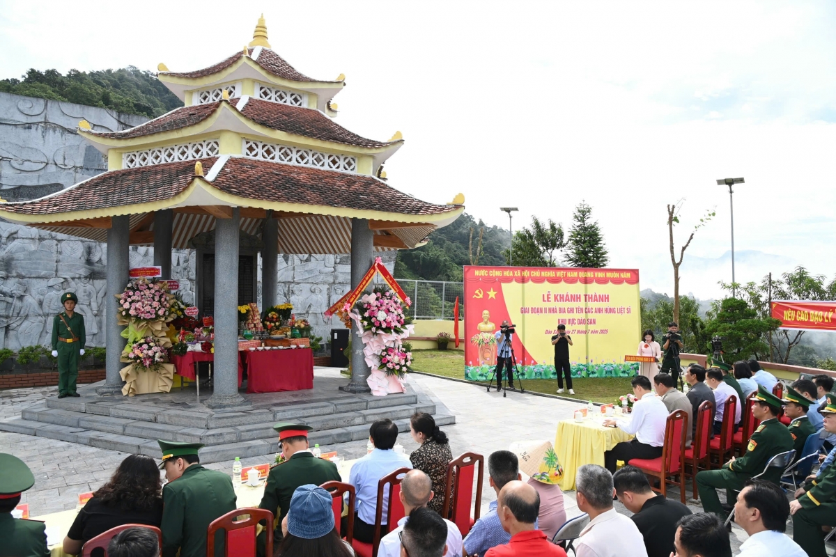 Công trình Nhà bia ghi danh các Anh hùng liệt sĩ khu vực Dào San nằm ở xã biên giới Dào San, tỉnh Lai Châu.