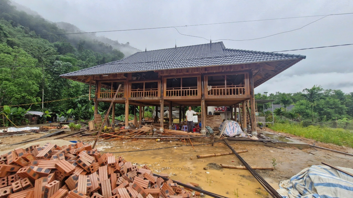 Ông Nông Thiện Mạc, thương binh hạng 1/4 ở xã Lâm Thượng, Lào Cai đã có được căn nhà sàn khang trang.