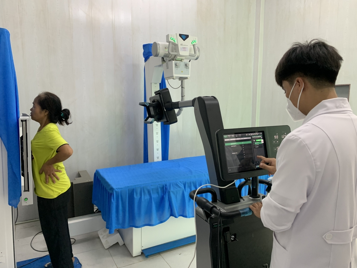Chụp X-quang ở trạm y tế xã Thạnh An. Ảnh Kim Dung