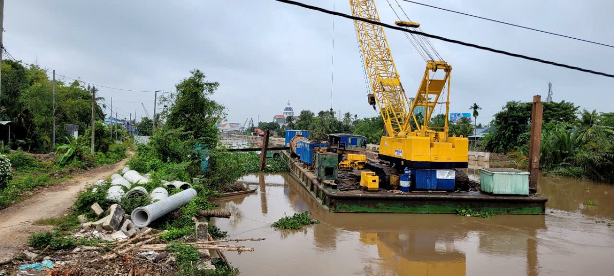 Dự án Đường giao thông hai bên bờ sông Bảo Định thi công trong điều kiện gặp nhiều khó khăn.