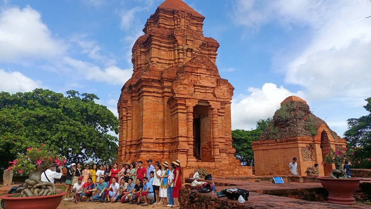 Du khách chụp ảnh lưu niệm tại tháp Pô Sah Inư.