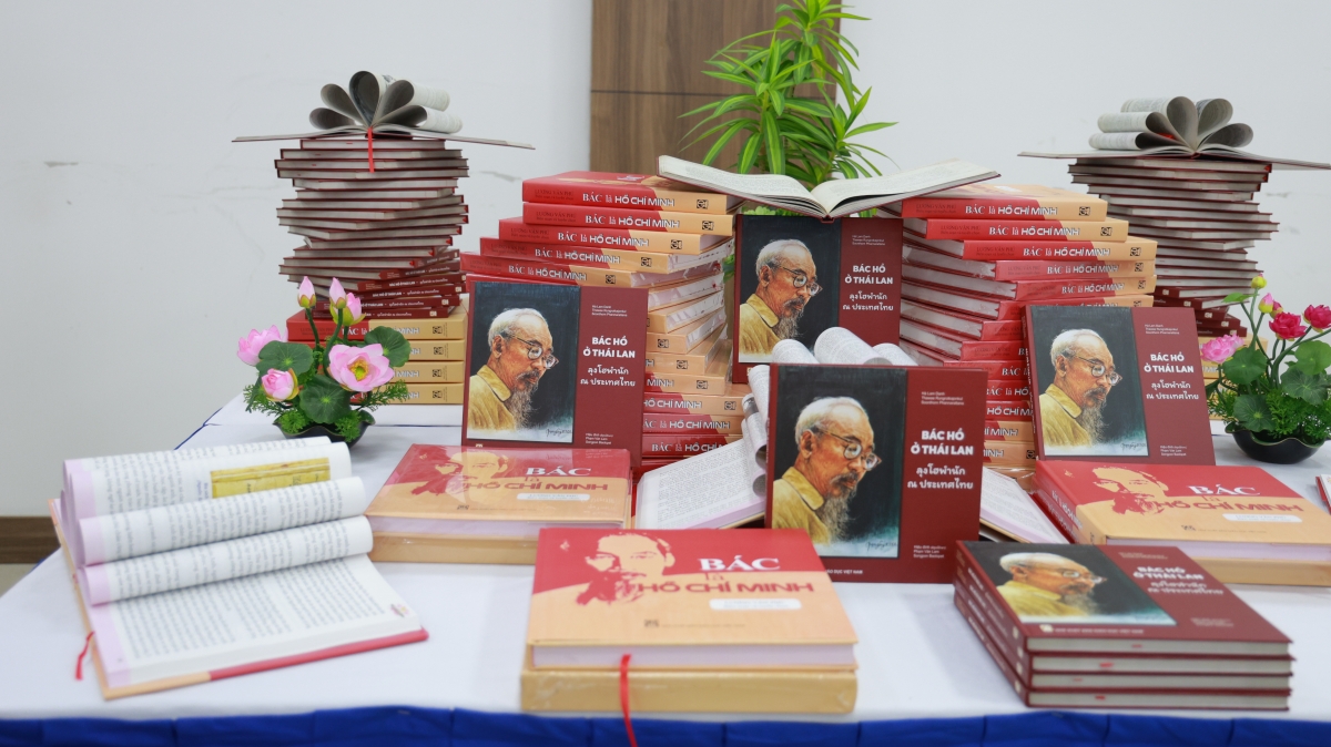 Hai cuốn sách tham khảo đặc biệt về Chủ tịch Hồ Chí Minh: "Bác là Hồ Chí Minh" và "Bác Hồ ở Thái Lan"