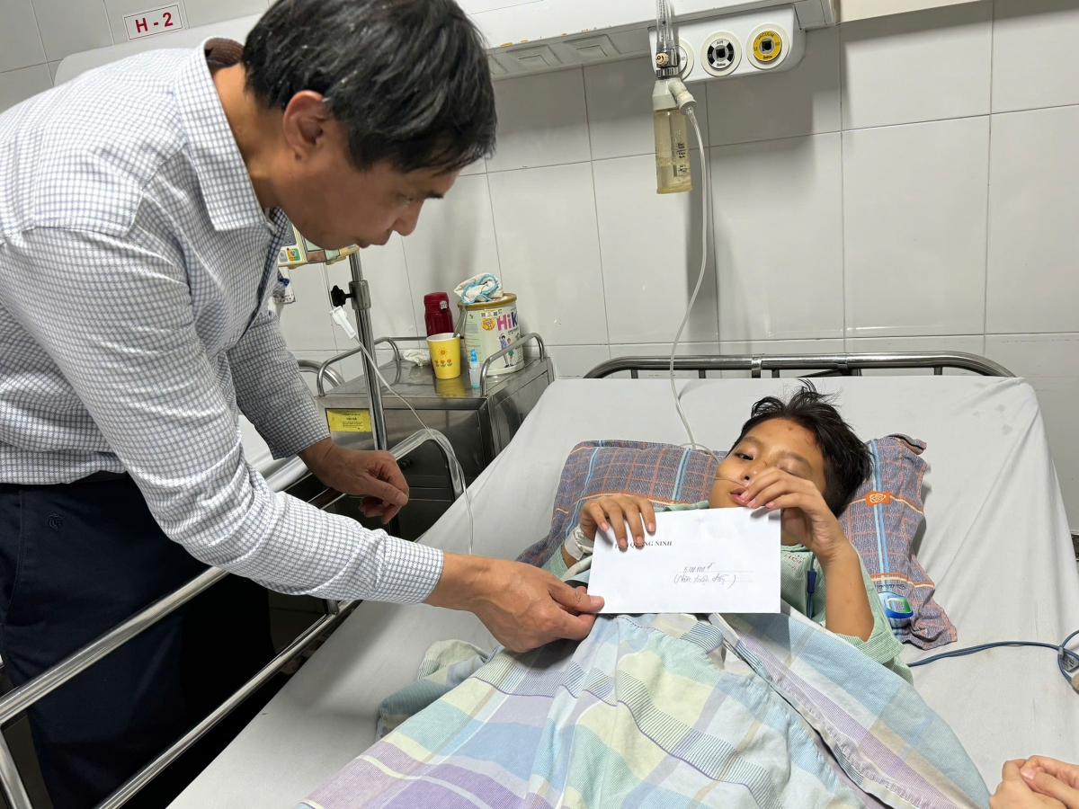 Lãnh đạo tỉnh Quảng Ninh thăm H.N.M. nạn nhân sống sót sau vụ lật tàu