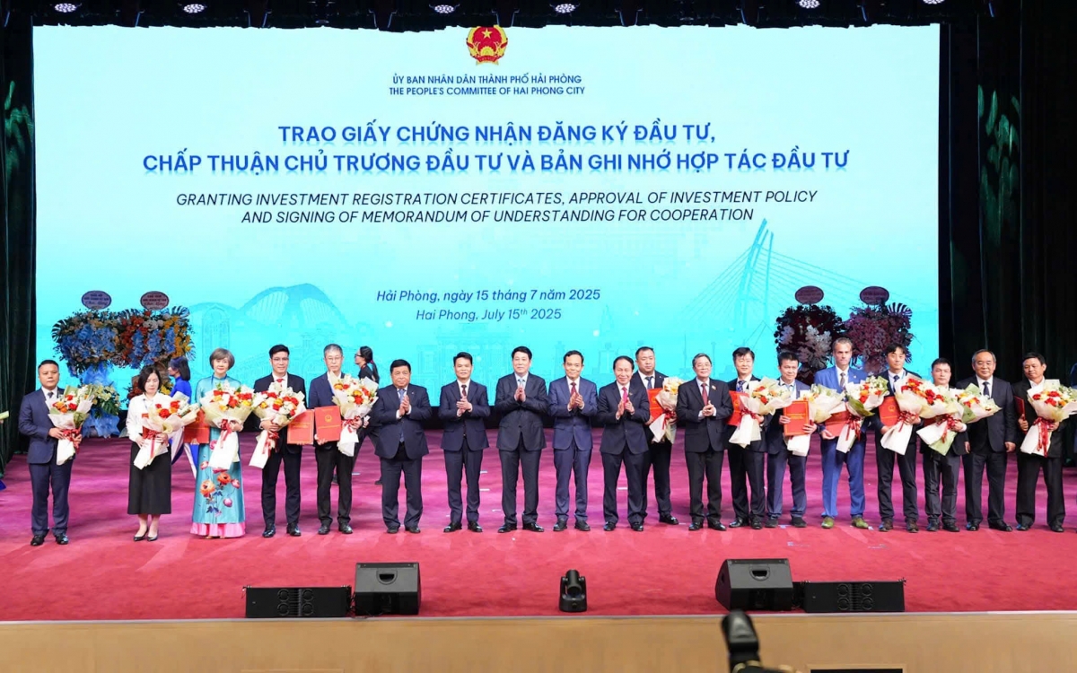 Lãnh đạo thành phố Hải Phòng trao Giấy chứng nhận đăng ký đầu tư cho các dự án trọng điểm trên địa bàn Thành phố dưới sự chứng kiến của Chủ tịch nước Lương Cường