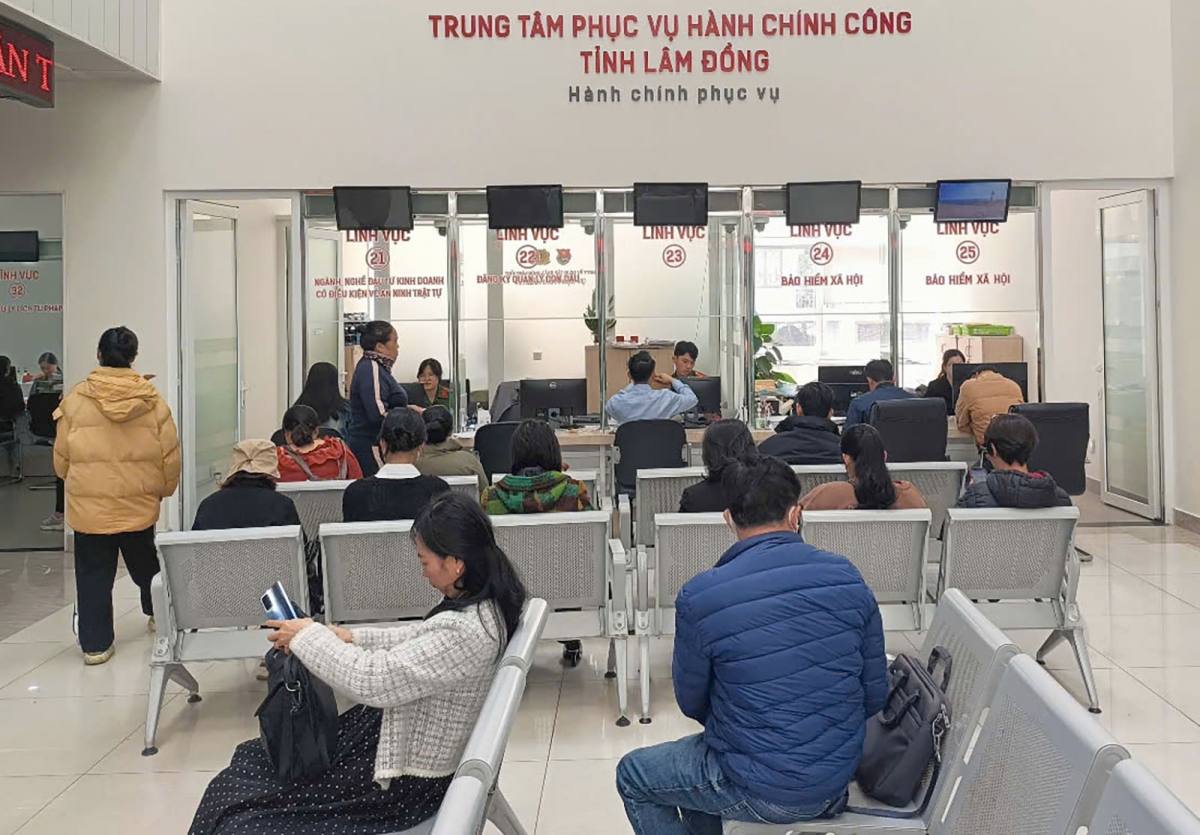Người dân đến Trung tâm phục vụ hành chính công tỉnh Lâm Đồng làm thủ tục hành chính.