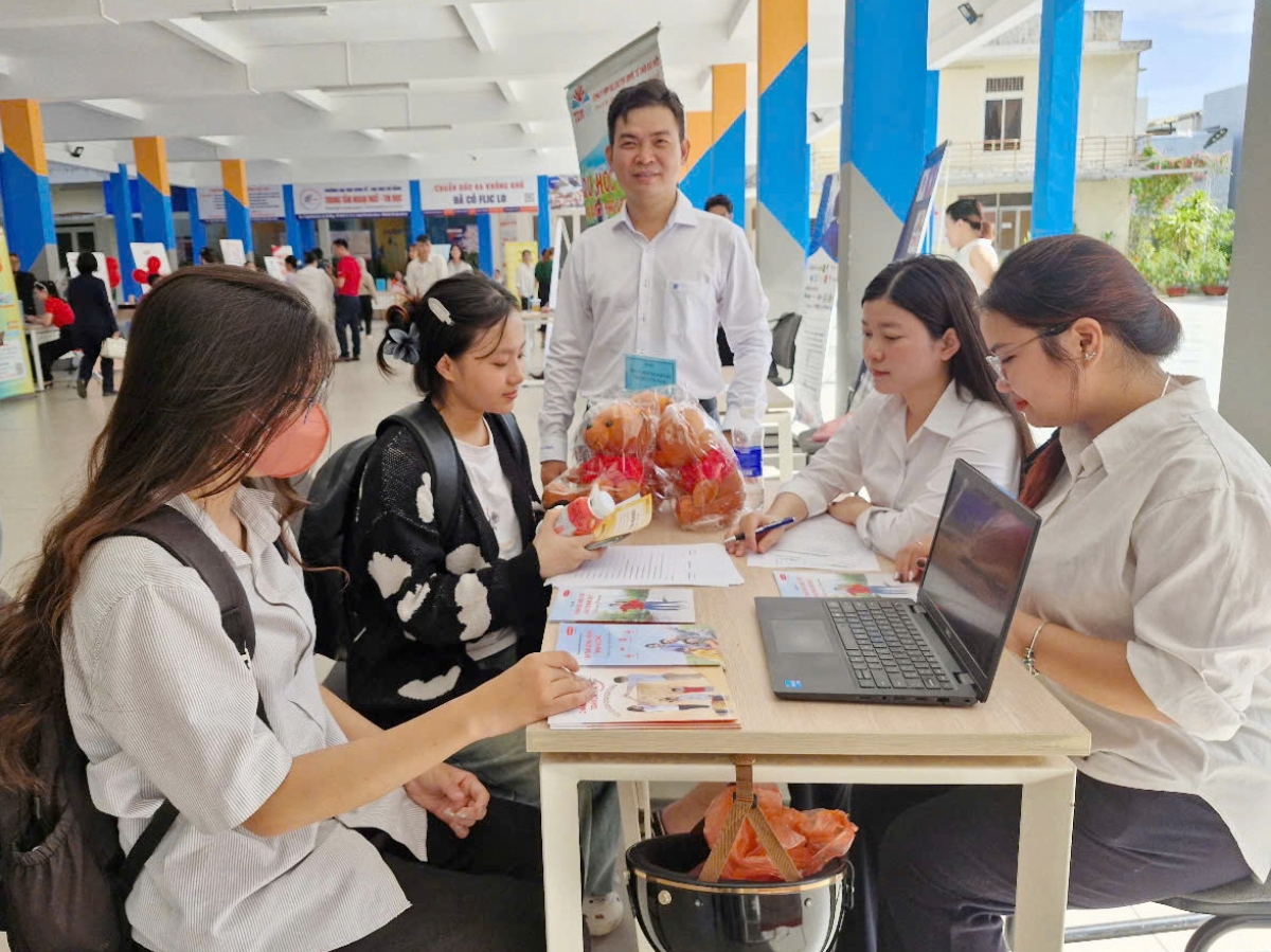 Nhiều sinh viên đăng ký tìm việc làm tại Ngày hội việc làm sinh viên lần thứ 9 năm 2025.